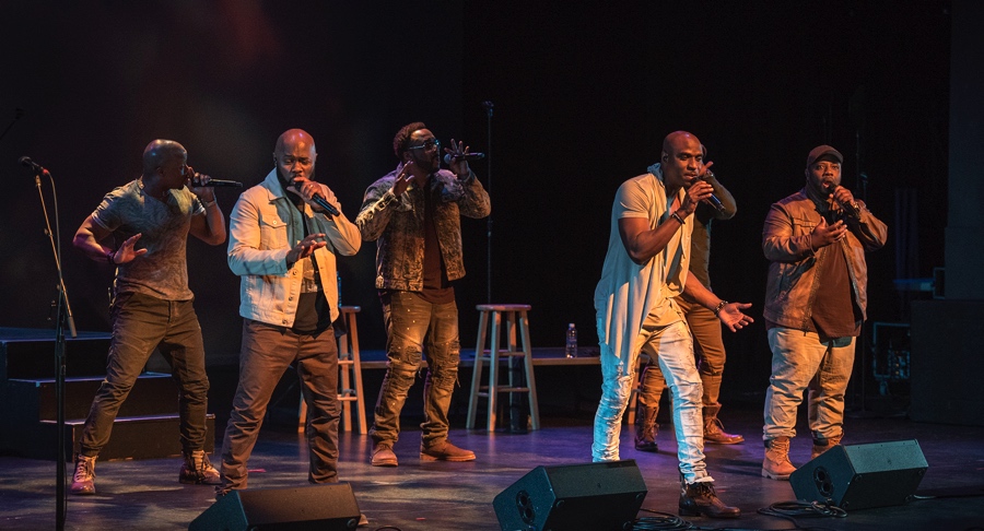 Naturally 7: neuer Album Track „Caught In The Moment“ mit emotionalem Live Video