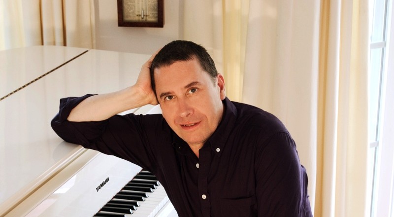 Jools_Holland_Press_Picture_3_photocredit_Christabel_McEwen-px800